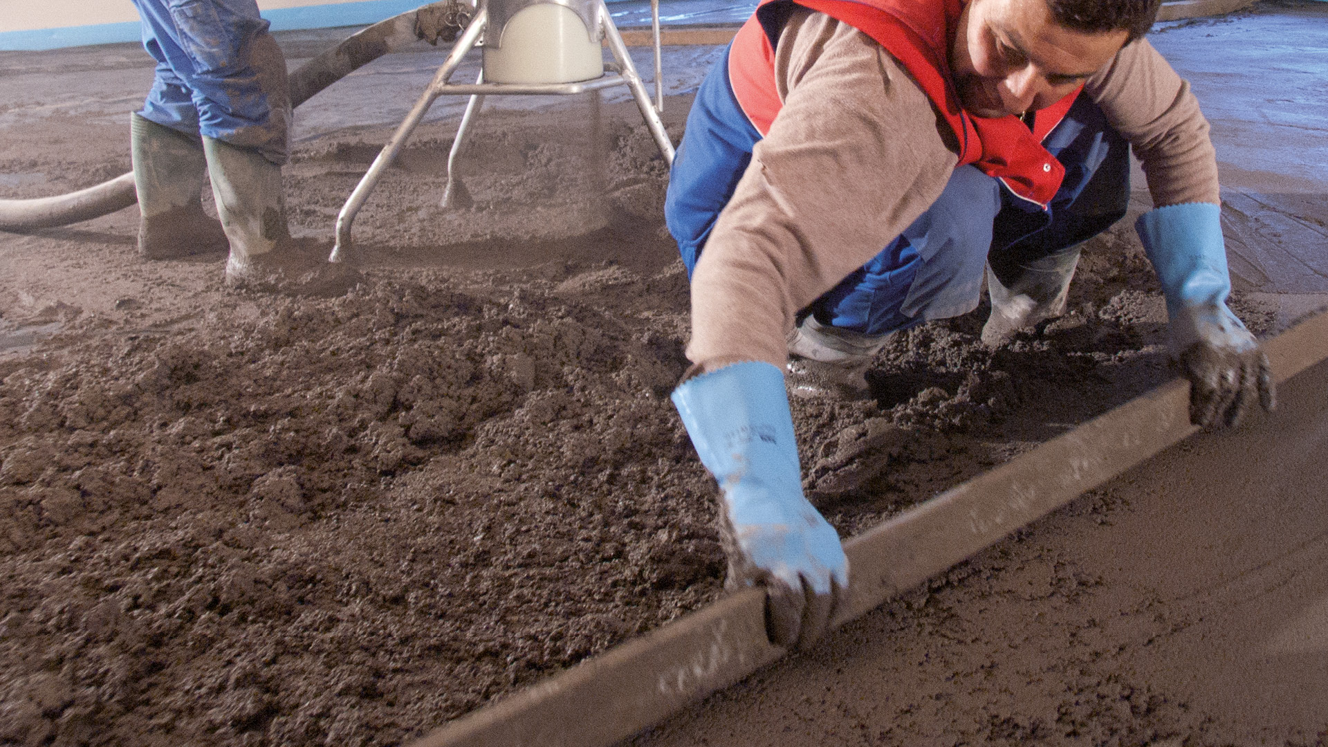 Laying earth-moist screed