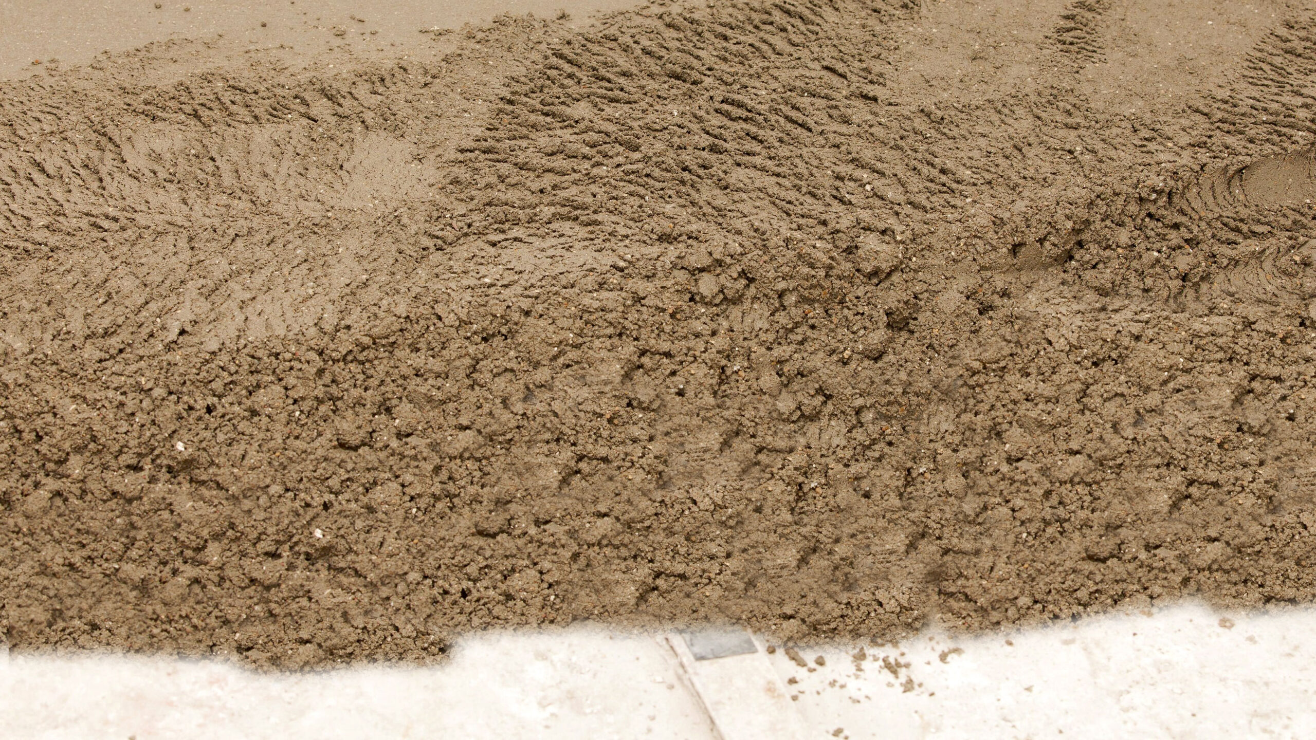 Close-up of earth-moist screed